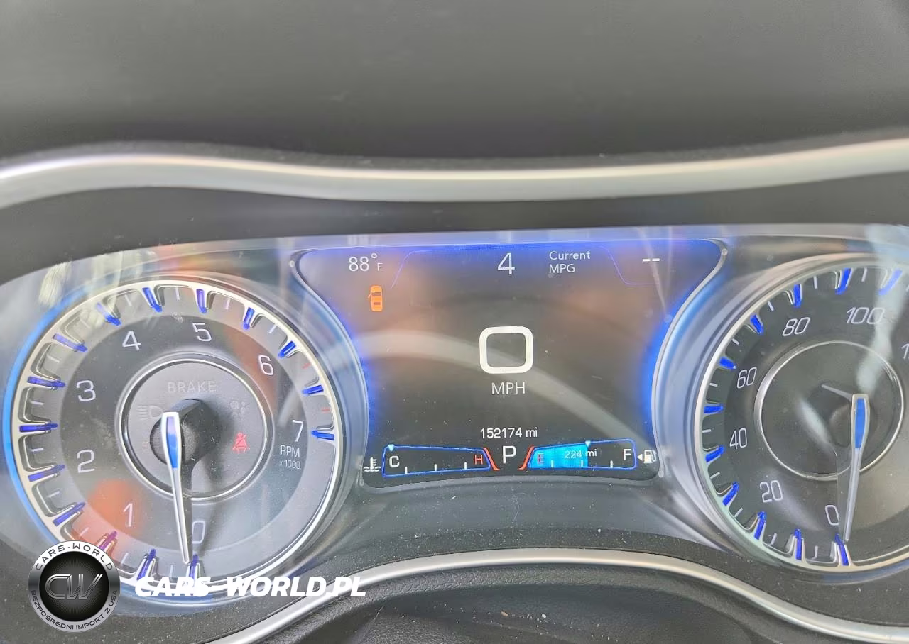 2016 Chrysler 300 Limited VIN:2C3CCAAG1GH211885 - 9