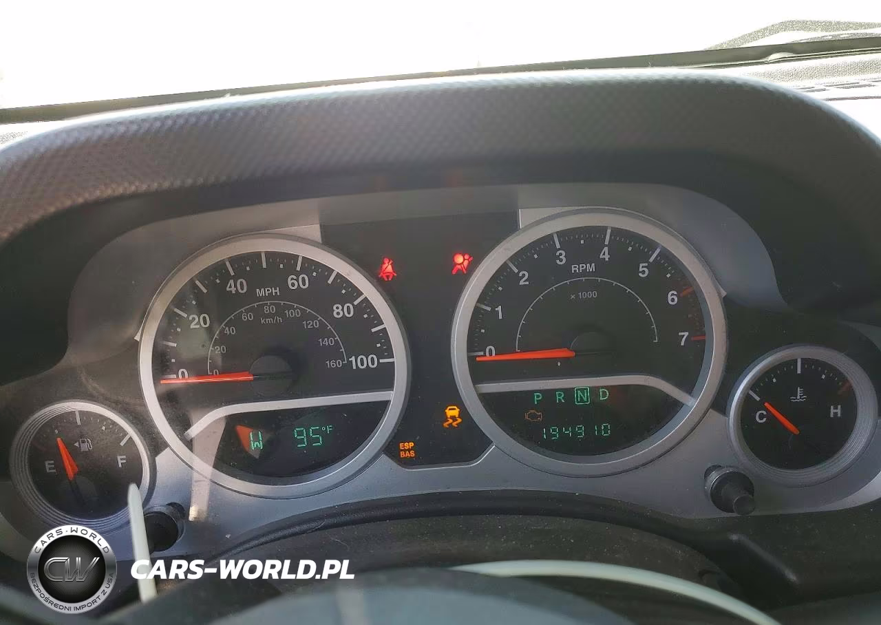 2009 Jeep Wrangler Unlimited Sahara VIN:1J4GA59119L717033 - 9