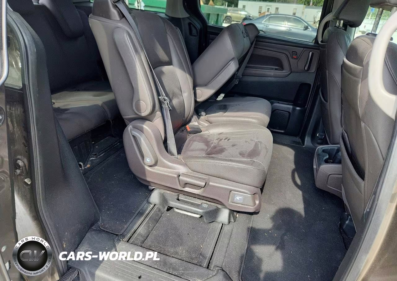2018 Honda Odyssey Touring VIN:5FNRL6H80JB035085 - 11