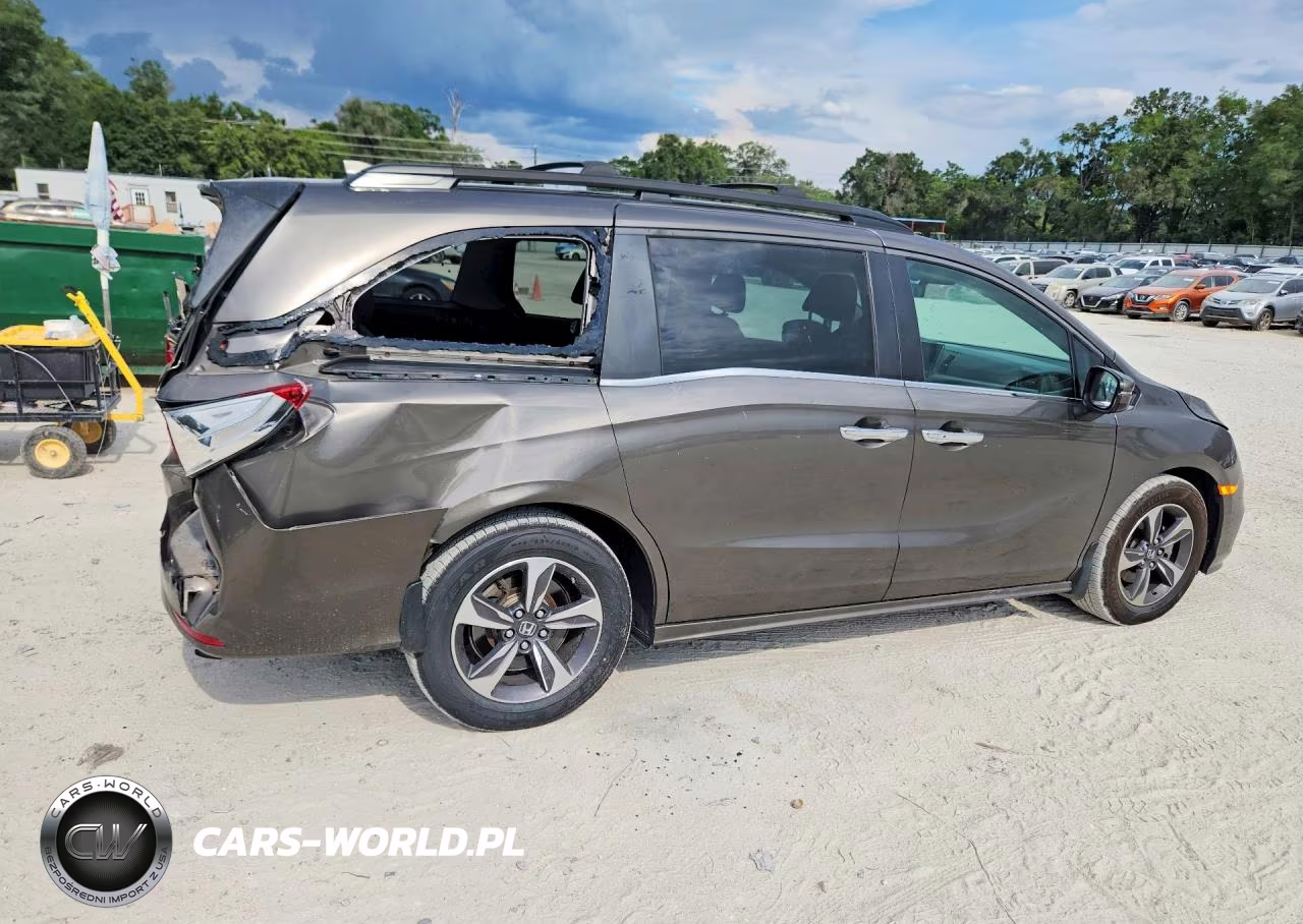2018 Honda Odyssey Touring VIN:5FNRL6H80JB035085 - 3
