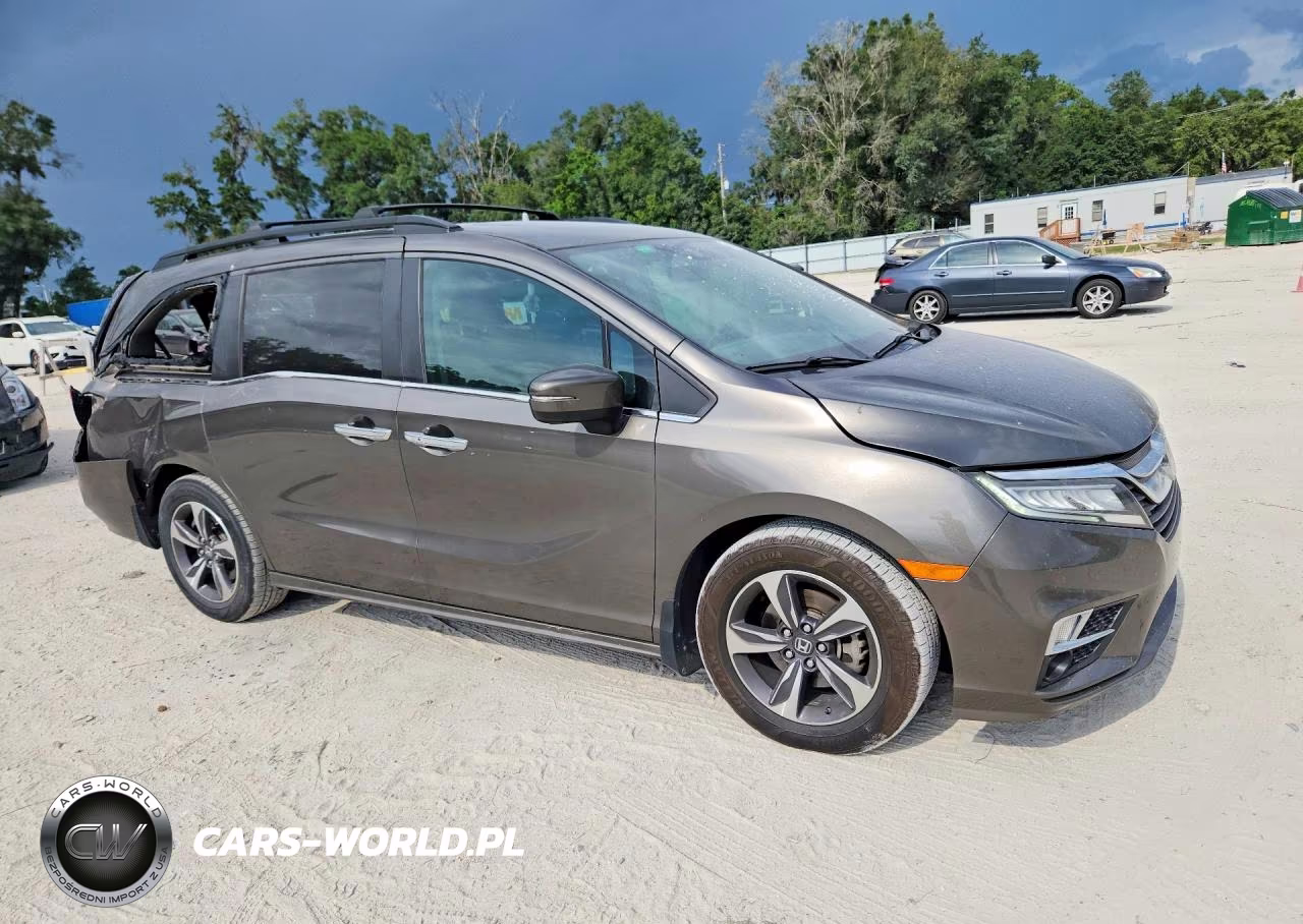 2018 Honda Odyssey Touring VIN:5FNRL6H80JB035085 - 4
