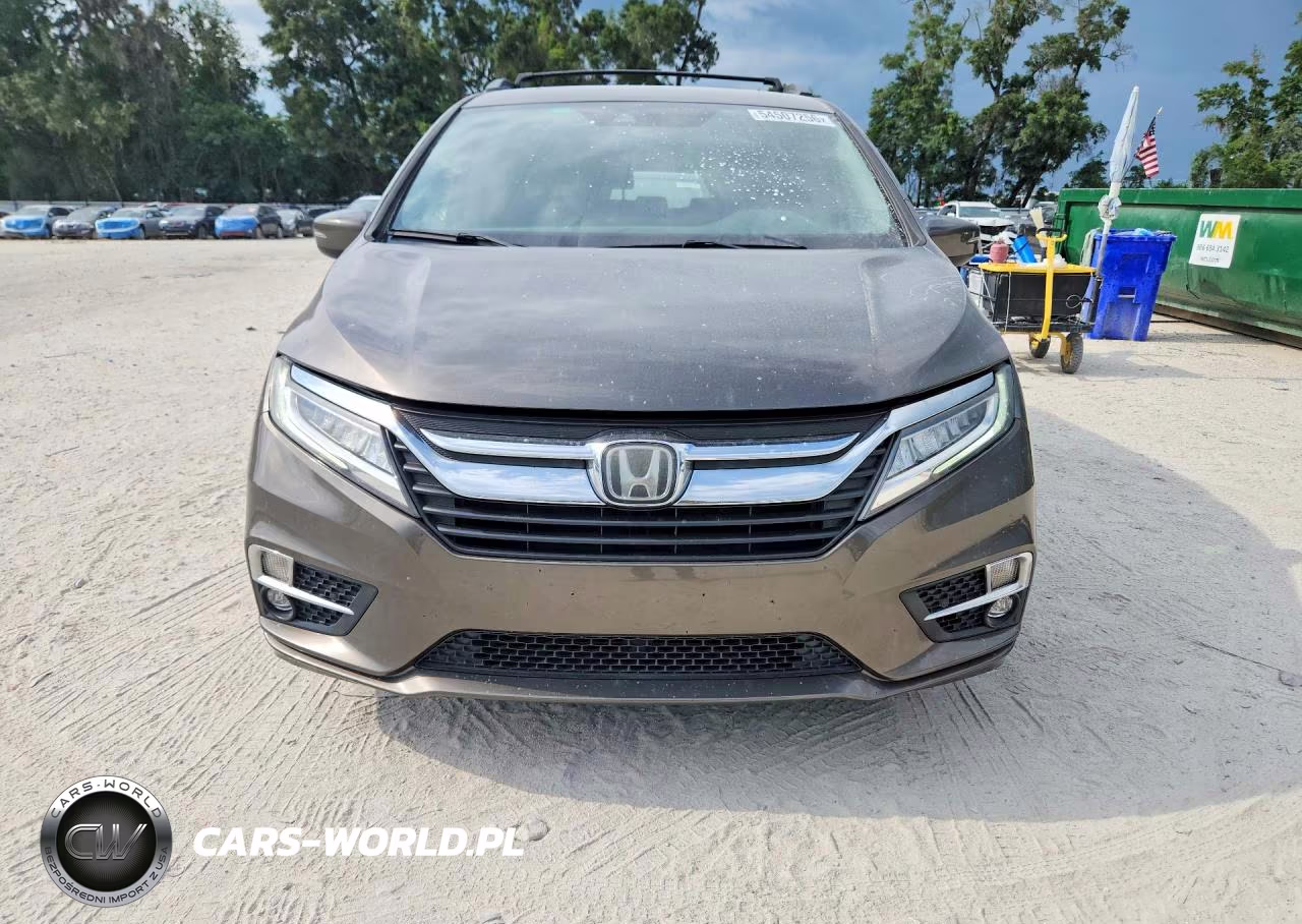 2018 Honda Odyssey Touring VIN:5FNRL6H80JB035085 - 5
