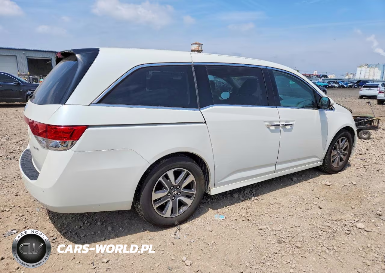 2015 Honda Odyssey Touring VIN:5FNRL5H99FB108710 - 3
