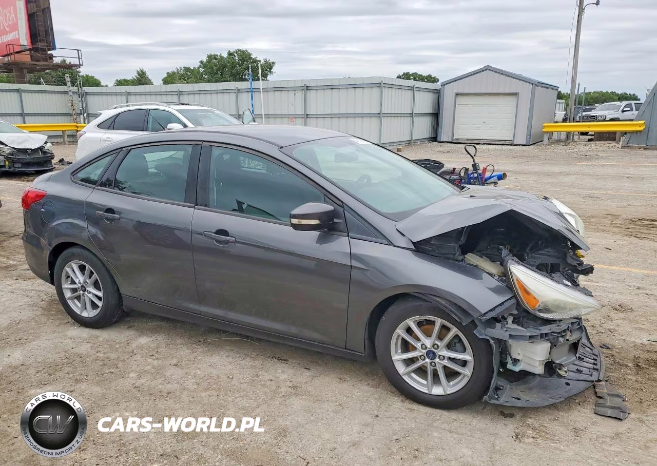 2017 Ford Focus Se VIN:1FADP3F24HL300681 - 4