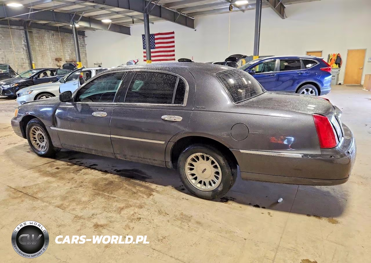 2000 Lincoln Town Car Signature VIN:1LNHM82W8YY857876 - 2