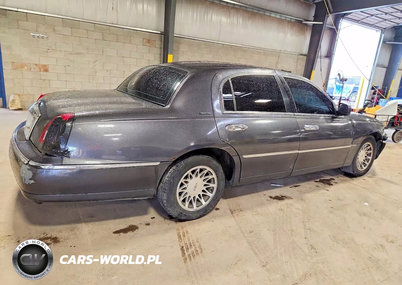 2000 Lincoln Town Car Signature VIN:1LNHM82W8YY857876 - 3