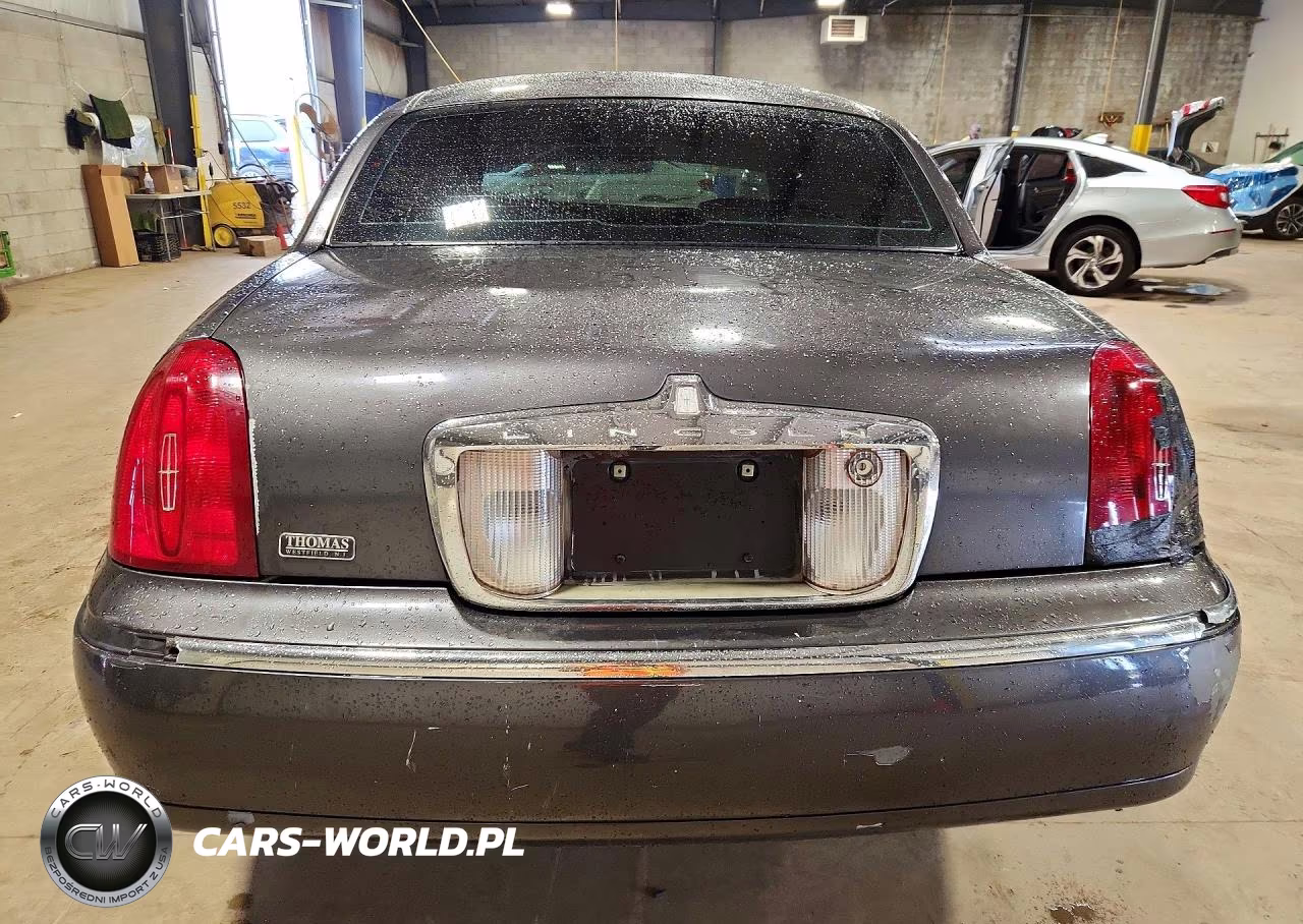 2000 Lincoln Town Car Signature VIN:1LNHM82W8YY857876 - 6