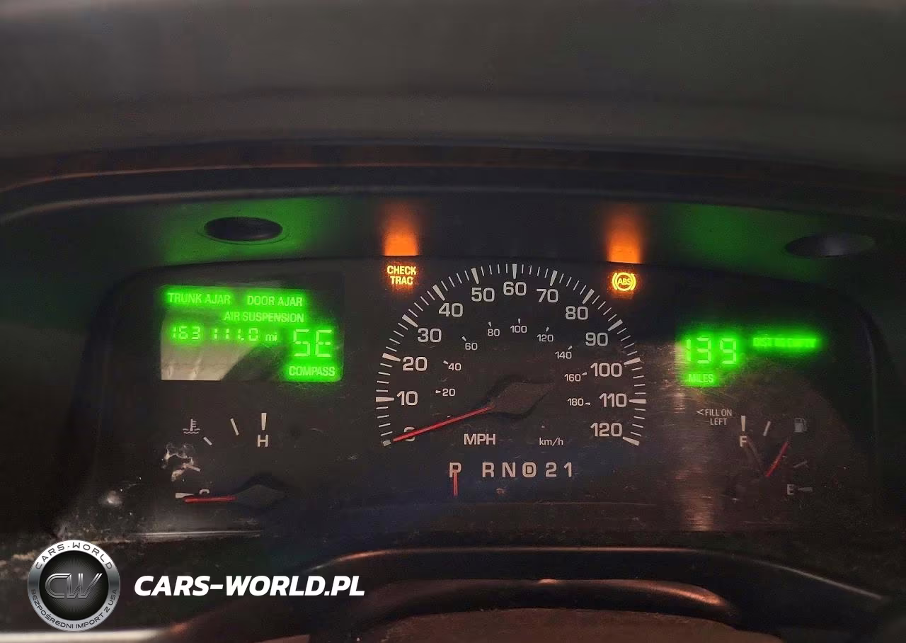 2000 Lincoln Town Car Signature VIN:1LNHM82W8YY857876 - 9