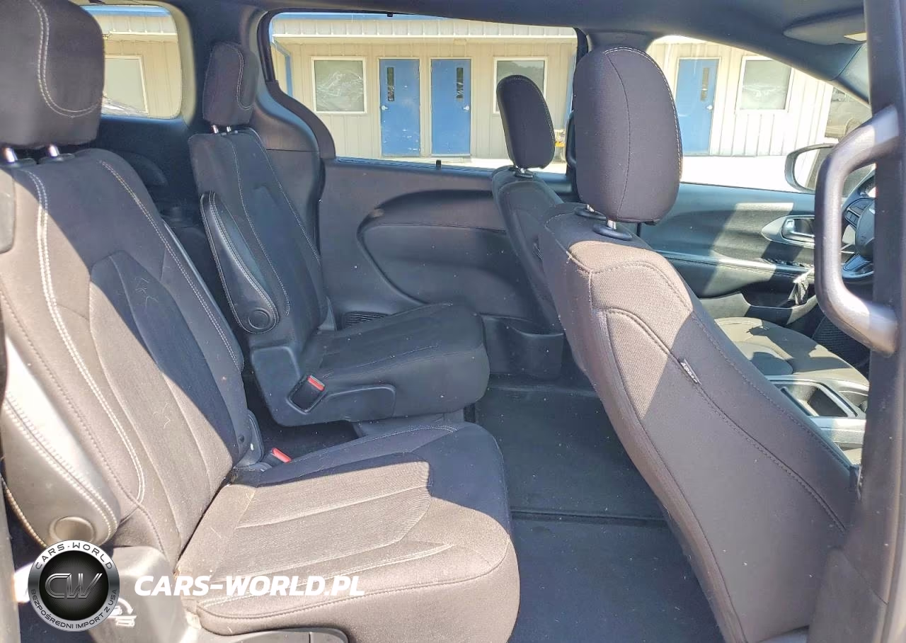 2020 Chrysler Pacifica Touring VIN:2C4RC1FG4LR183082 - 10