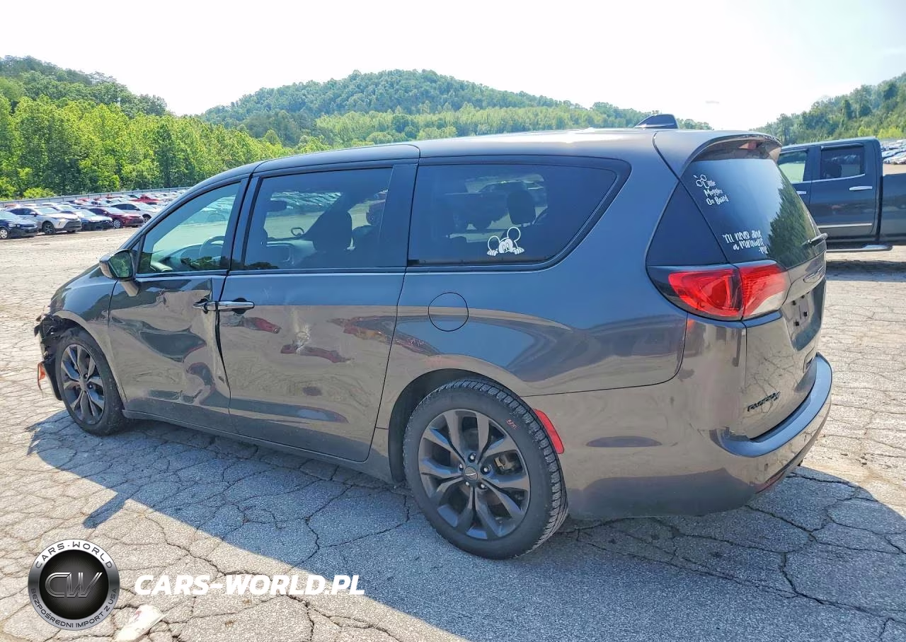 2020 Chrysler Pacifica Touring VIN:2C4RC1FG4LR183082 - 2