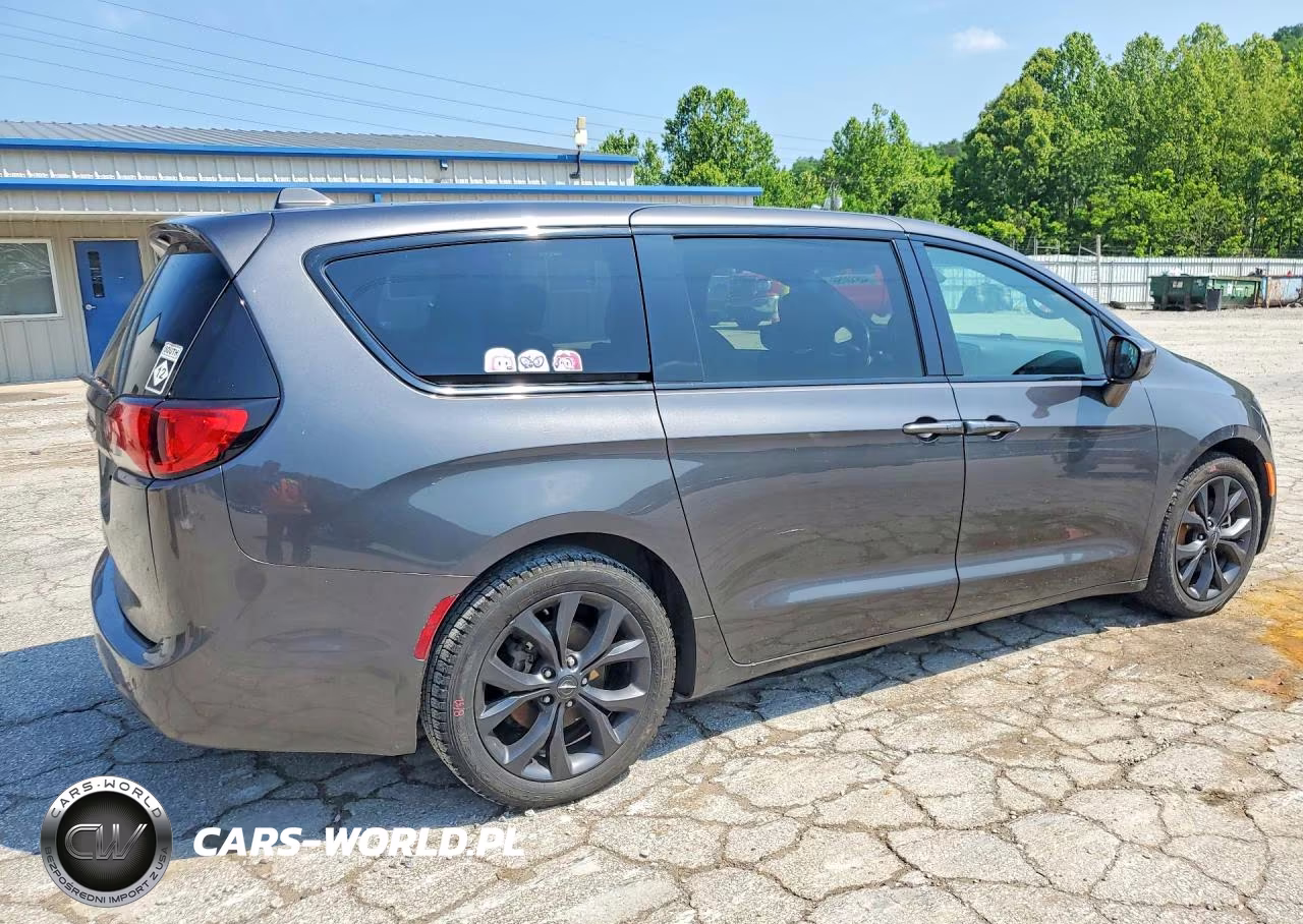 2020 Chrysler Pacifica Touring VIN:2C4RC1FG4LR183082 - 3