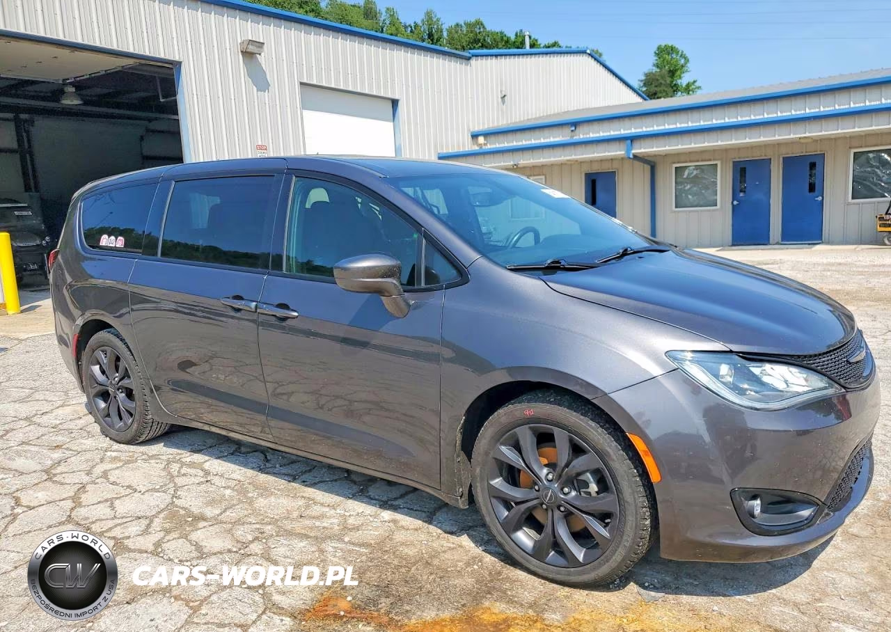 2020 Chrysler Pacifica Touring VIN:2C4RC1FG4LR183082 - 4