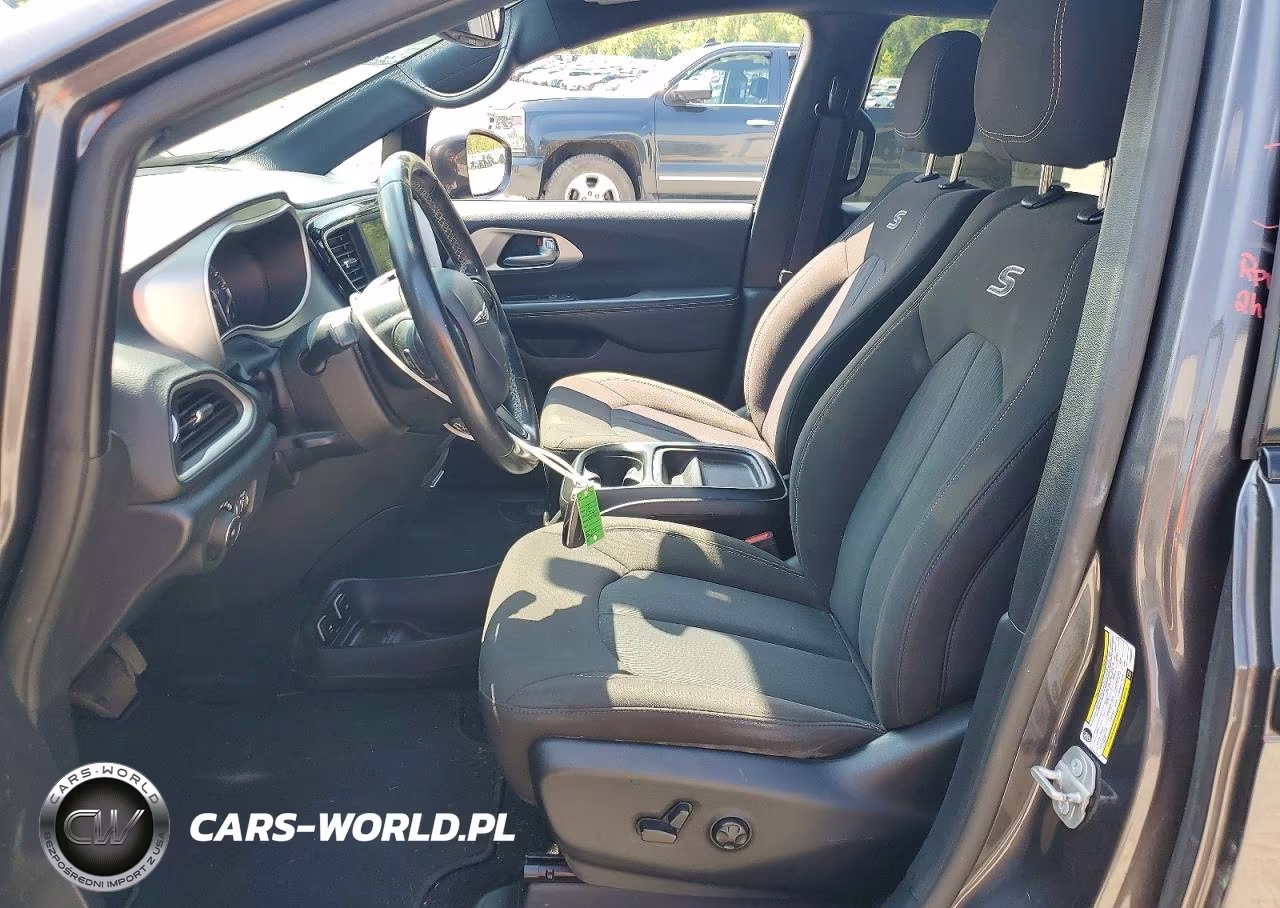 2020 Chrysler Pacifica Touring VIN:2C4RC1FG4LR183082 - 7