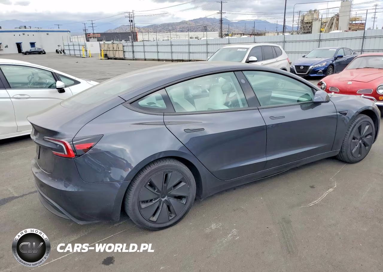 2025 Tesla Model 3 VIN:5YJ3E1EA0SF916932 - 3