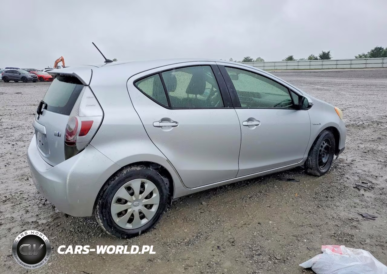 2013 Toyota Prius C Two VIN:JTDKDTB31D1055806 - 3