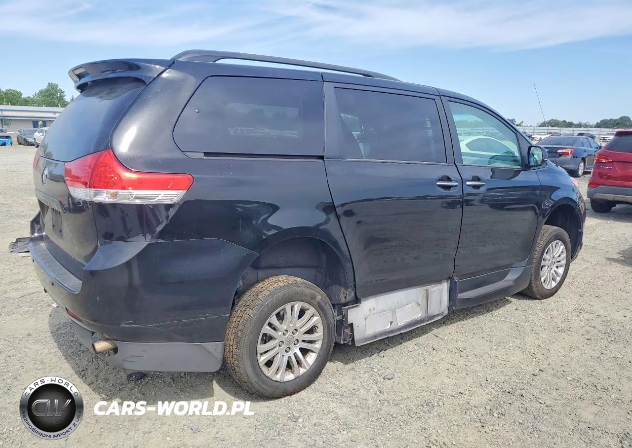 2013 Toyota Sienna Xle 8-Passenger VIN:5TDYK3DC8DS389511 - 3
