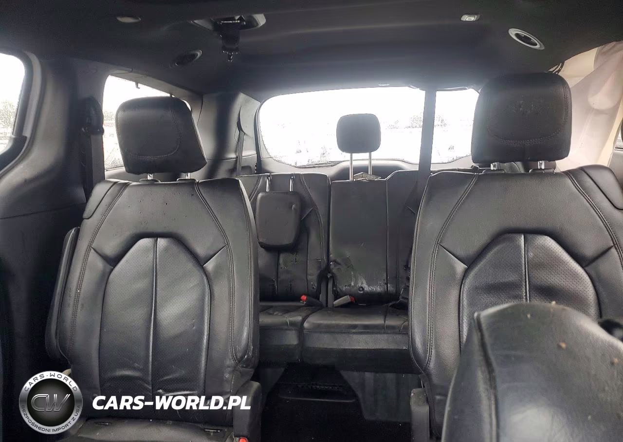 2019 Chrysler Pacifica Touring L Plus VIN:2C4RC1EG6KR746195 - 10