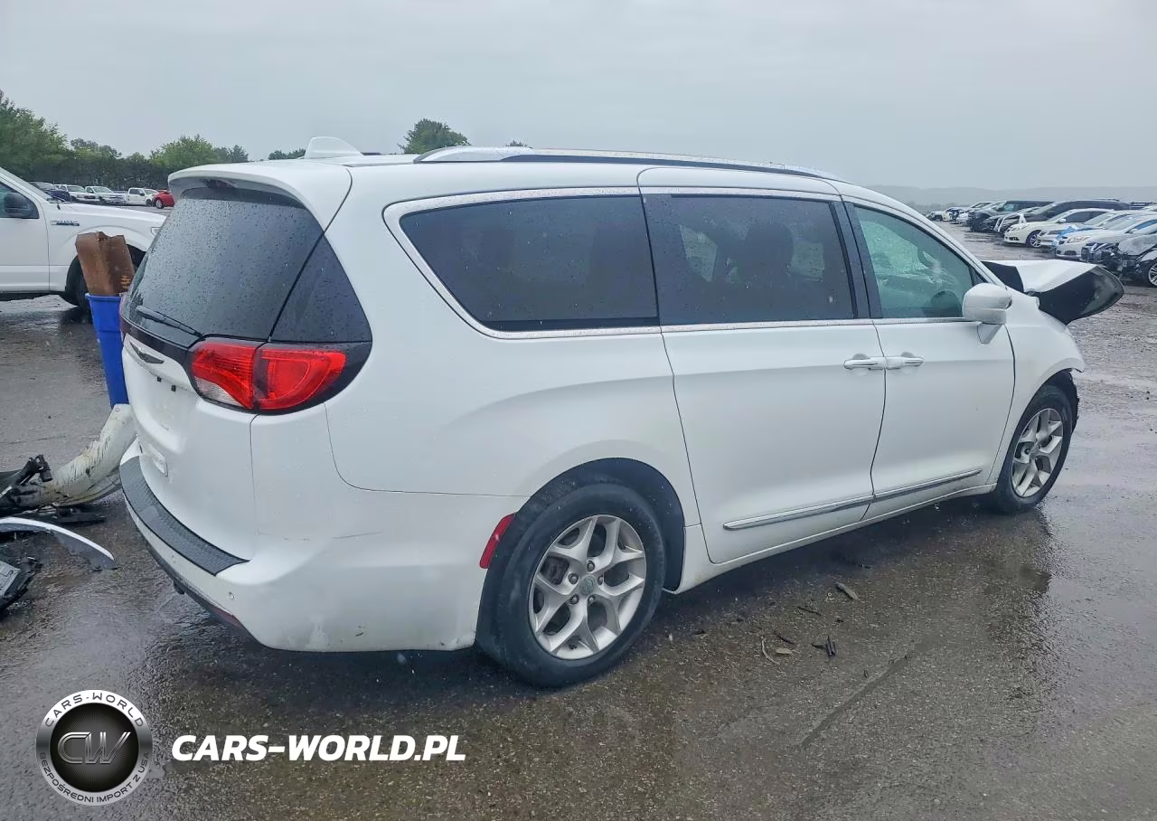 2019 Chrysler Pacifica Touring L Plus VIN:2C4RC1EG6KR746195 - 3