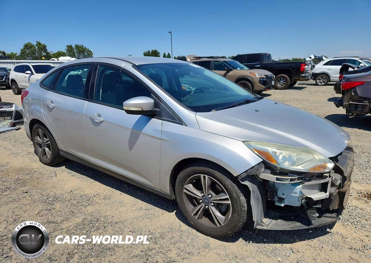 2014 Ford Focus Se VIN:1FADP3F29EL375355 - 4