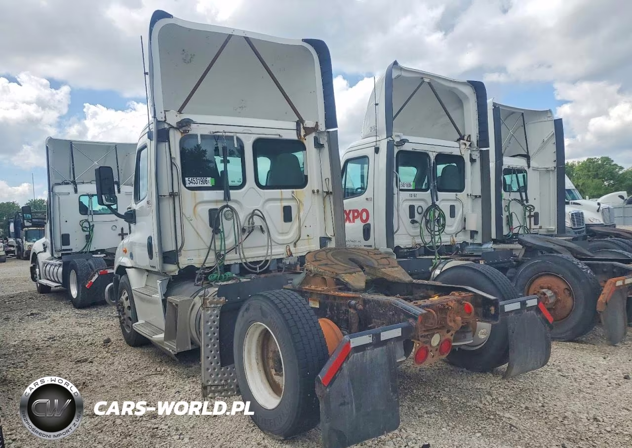 2015 Freightliner Cascadia Semi Truck VIN:3AKBGADV3FSGU9427 - 3