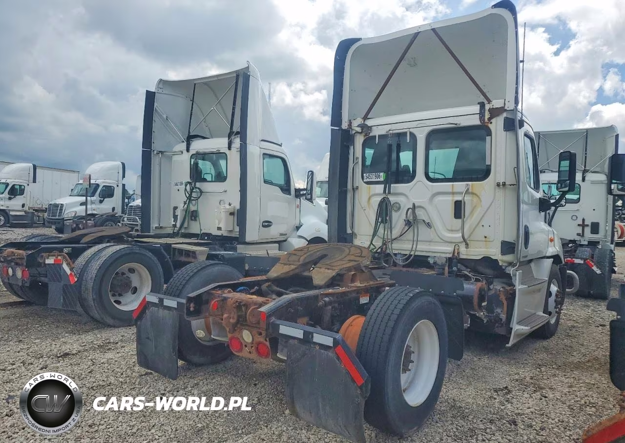 2015 Freightliner Cascadia Semi Truck VIN:3AKBGADV3FSGU9427 - 4