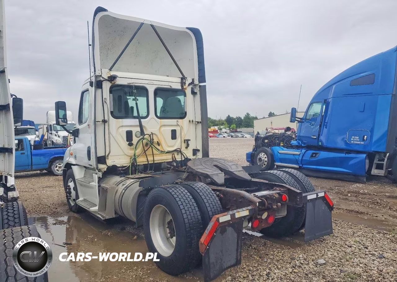 2015 Freightliner Cascadia Semi Truck VIN:3AKBGADV2FSGU9449 - 3