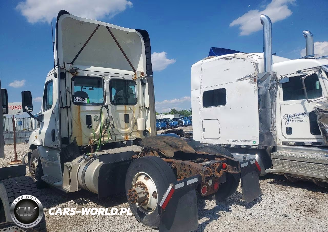 2015 Freightliner Cascadia Semi Truck VIN:3AKBGADV3FSGU9329 - 3