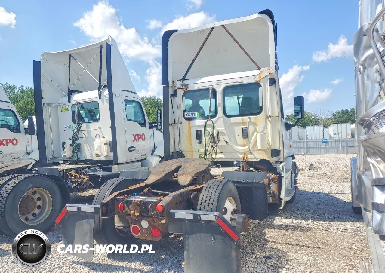 2015 Freightliner Cascadia Semi Truck VIN:3AKBGADV3FSGU9329 - 4