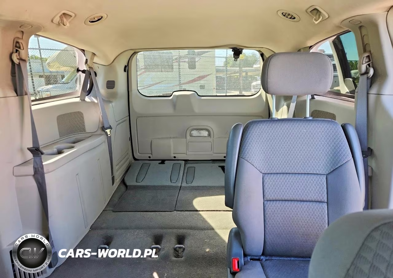 2010 Chrysler Town & Country Lx VIN:2A4RR4DE5AR172584 - 10