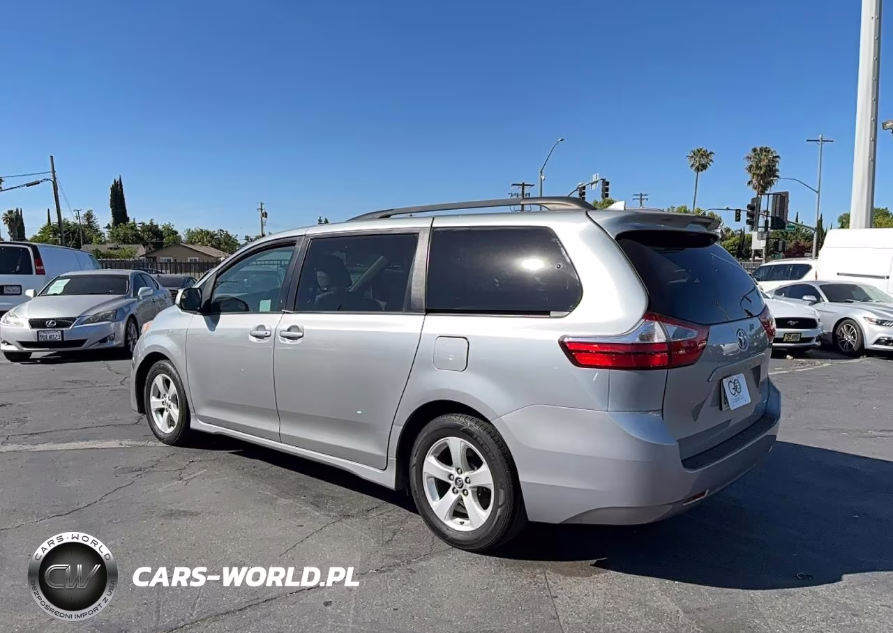 2018 Toyota Sienna Le VIN:5TDKZ3DC7JS933686 - 3