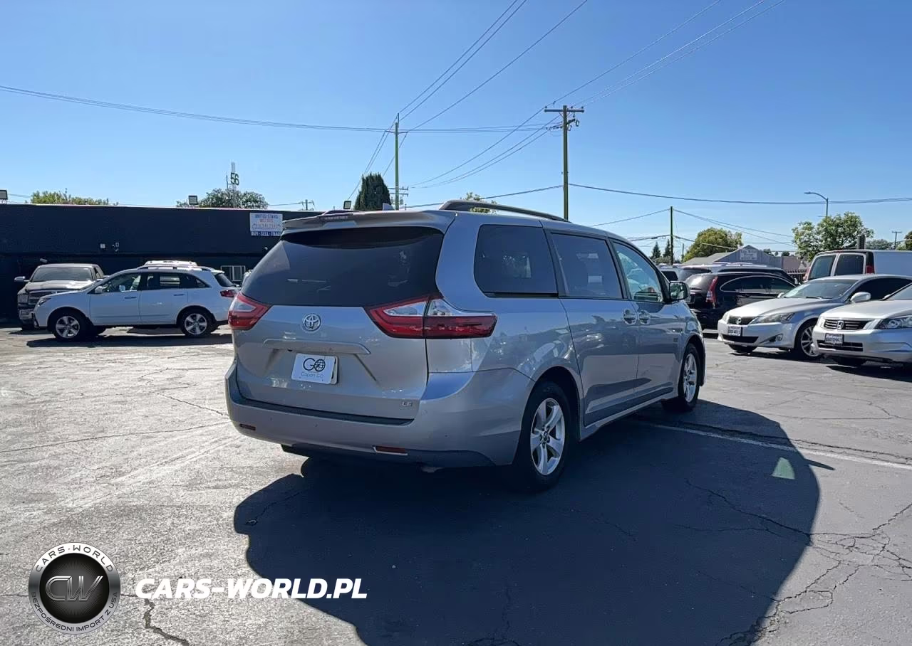 2018 Toyota Sienna Le VIN:5TDKZ3DC7JS933686 - 4