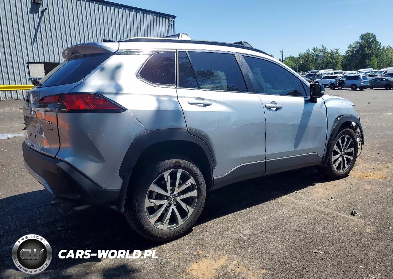 2025 Toyota Corolla Cross Xle VIN:7MUDAABG5SV140694 - 3
