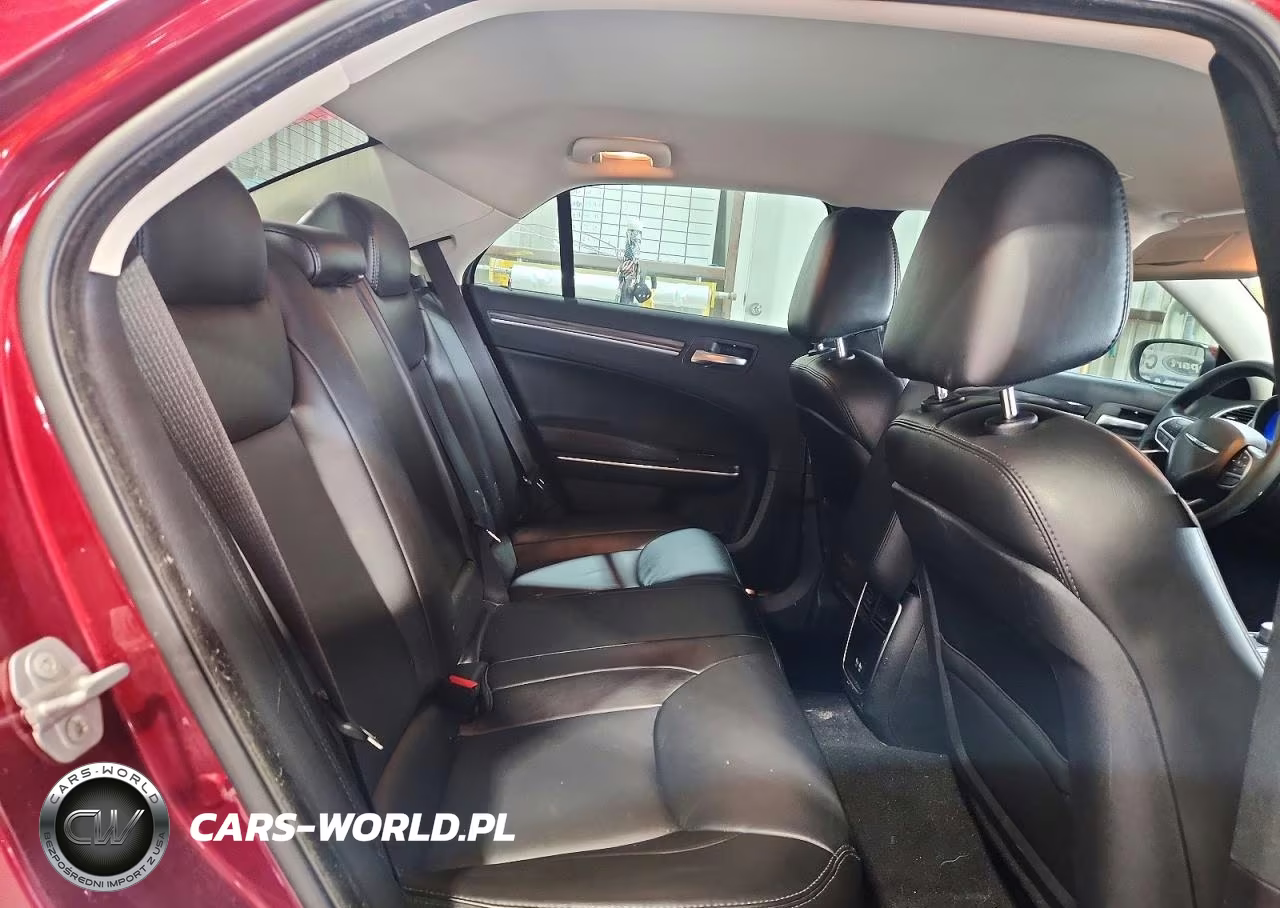 2019 Chrysler 300 Touring VIN:2C3CCAAGXKH593519 - 10