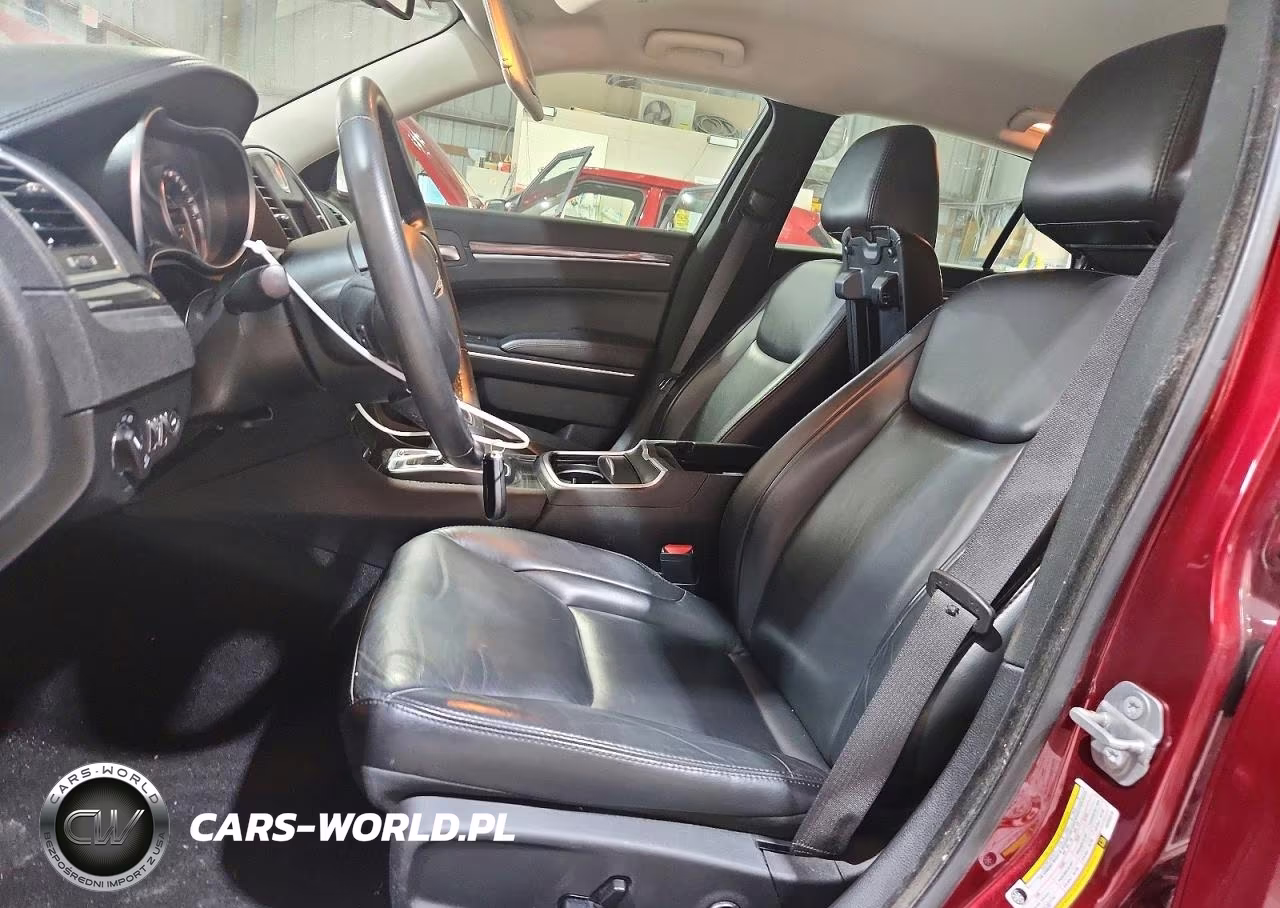 2019 Chrysler 300 Touring VIN:2C3CCAAGXKH593519 - 7