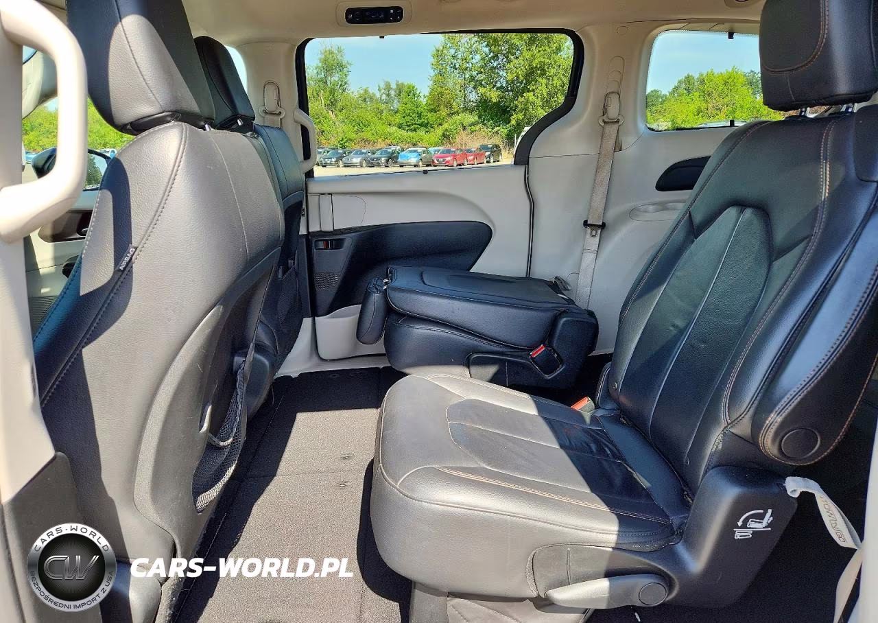 2017 Chrysler Pacifica Touring L VIN:2C4RC1BGXHR823325 - 10