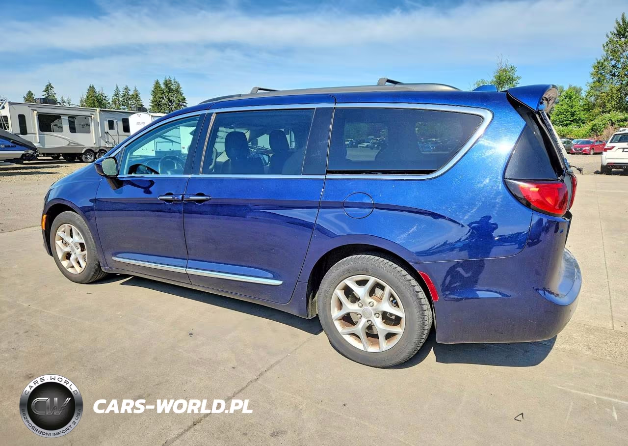 2017 Chrysler Pacifica Touring L VIN:2C4RC1BGXHR823325 - 2