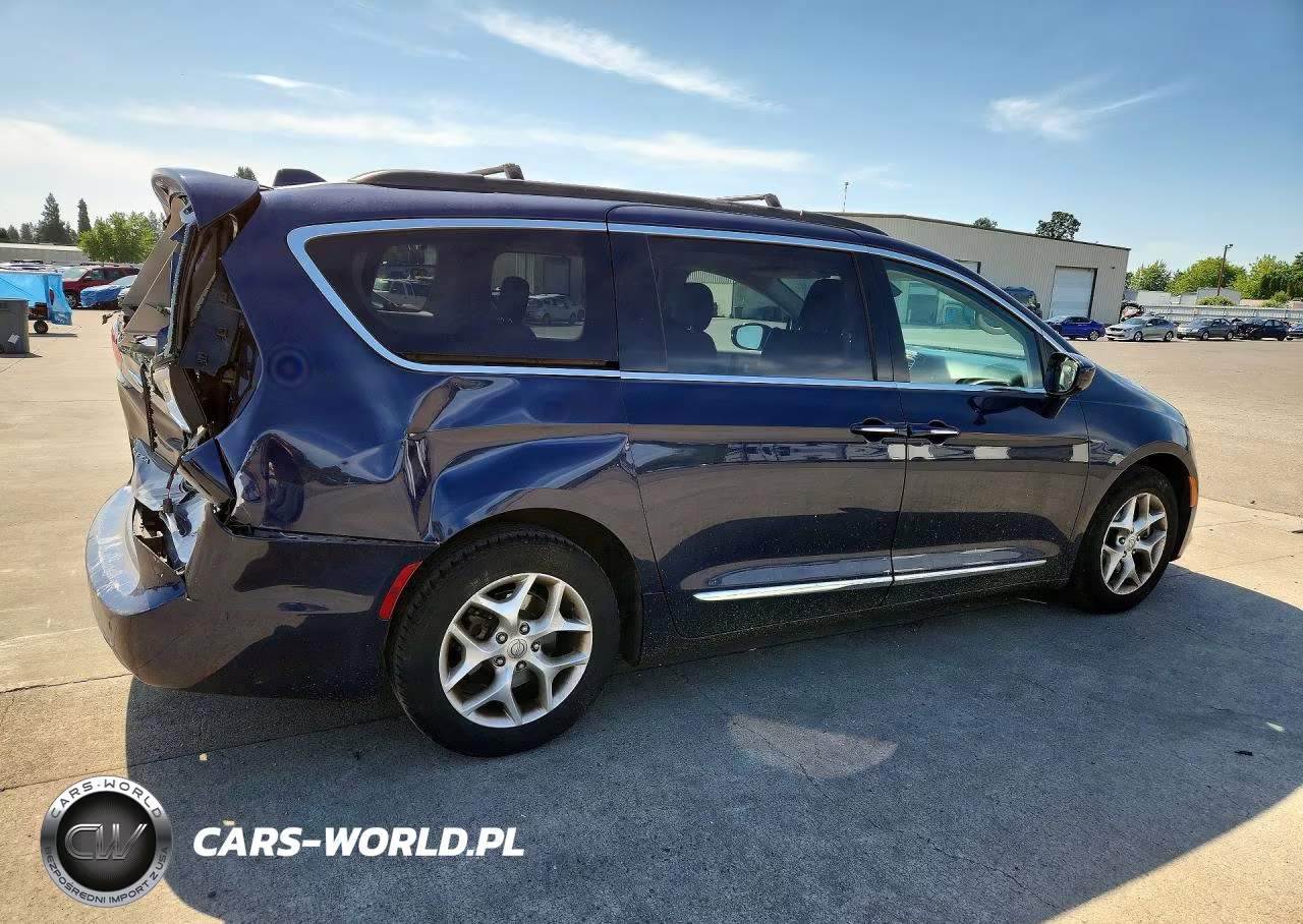 2017 Chrysler Pacifica Touring L VIN:2C4RC1BGXHR823325 - 3