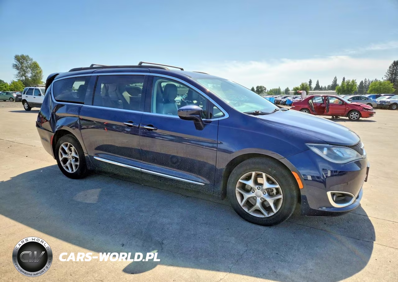 2017 Chrysler Pacifica Touring L VIN:2C4RC1BGXHR823325 - 4