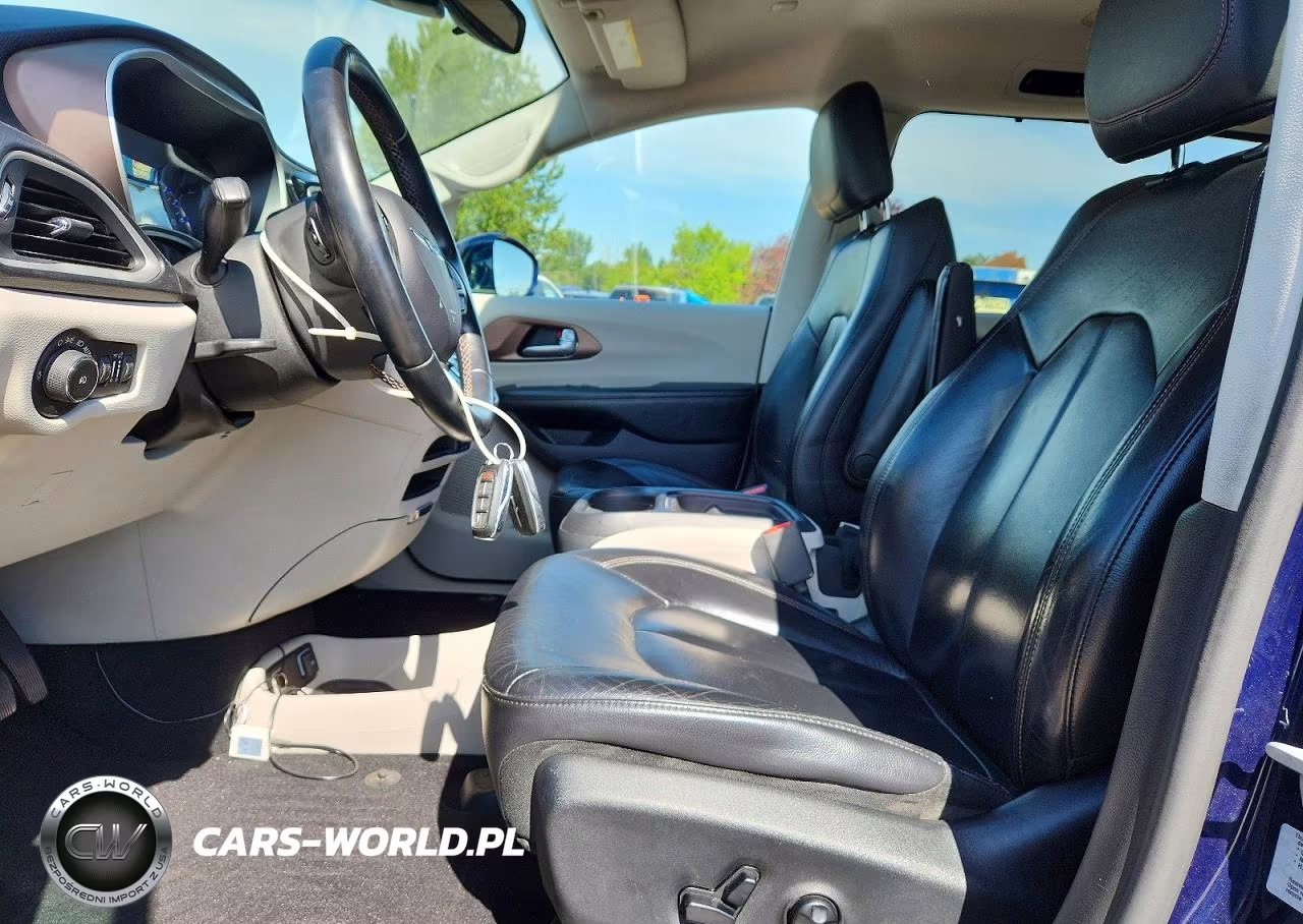2017 Chrysler Pacifica Touring L VIN:2C4RC1BGXHR823325 - 7