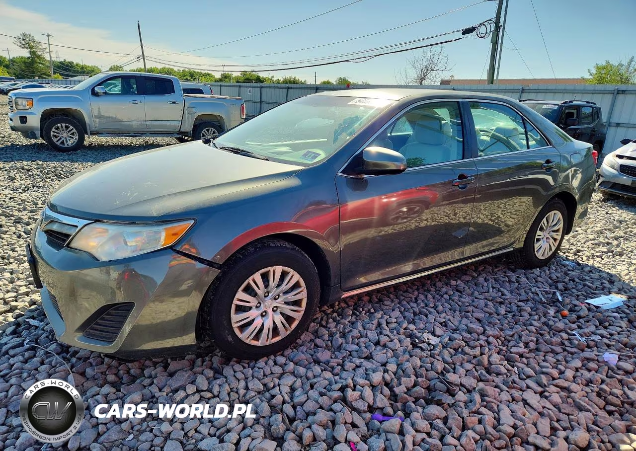 2013 Toyota Camry Le – zdjęcie 1 z 12