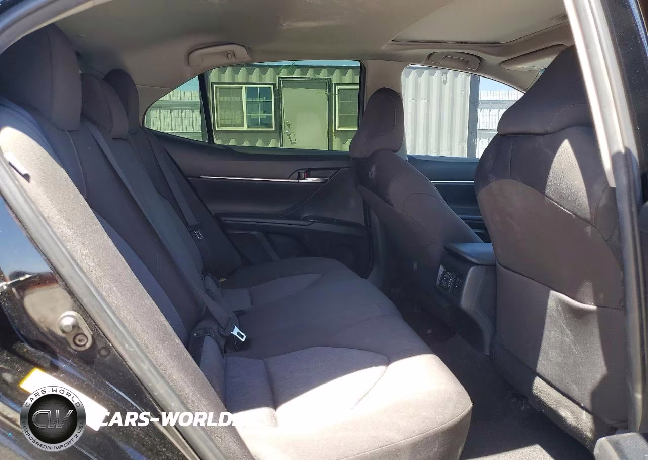 2018 Toyota Camry Le VIN:JTNB11HK9J3000396 - 10
