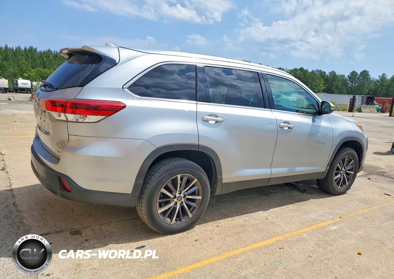 2019 Toyota Highlander Xle VIN:5TDKZRFH4KS550625 - 3