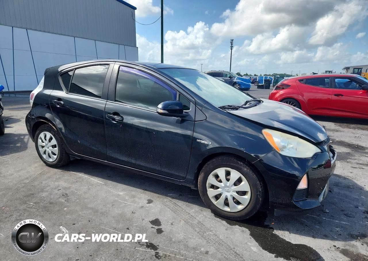 2013 Toyota Prius C Two VIN:JTDKDTB30D1552569 - 4