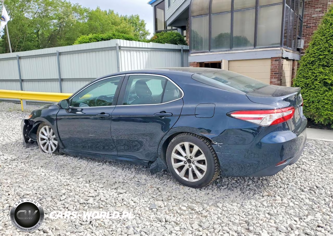2018 Toyota Camry Le VIN:4T1B11HK2JU584733 - 2