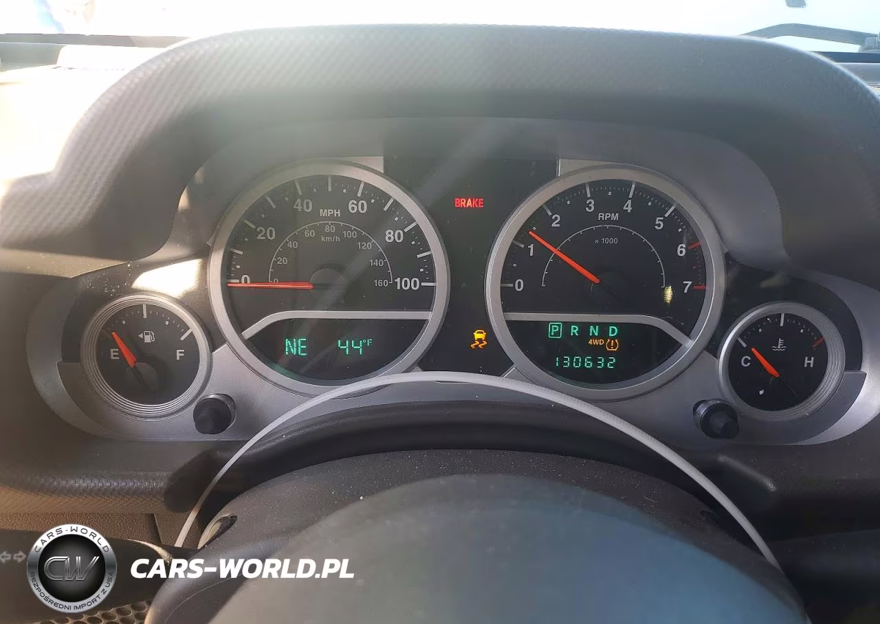 2010 Jeep Wrangler Unlimited Sahara VIN:1J4BA5H13AL214300 - 9