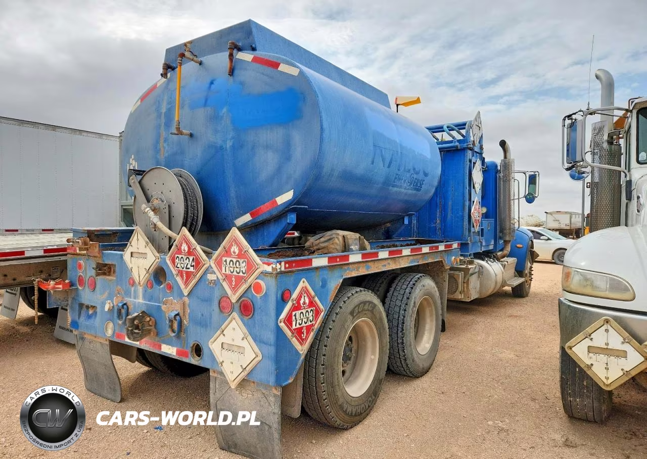 2014 Peterbilt 348 Fuel Truck VIN:2NP3LJ9X4EM225387 - 4