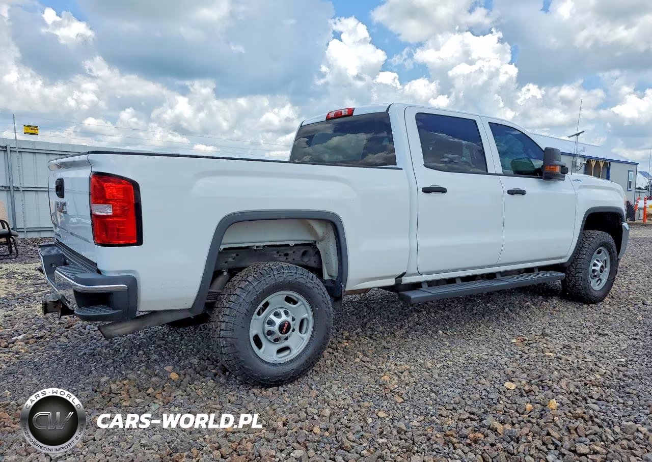 2018 GMC Sierra K2500 Heavy Duty VIN:1GT12REG1JF178104 - 3