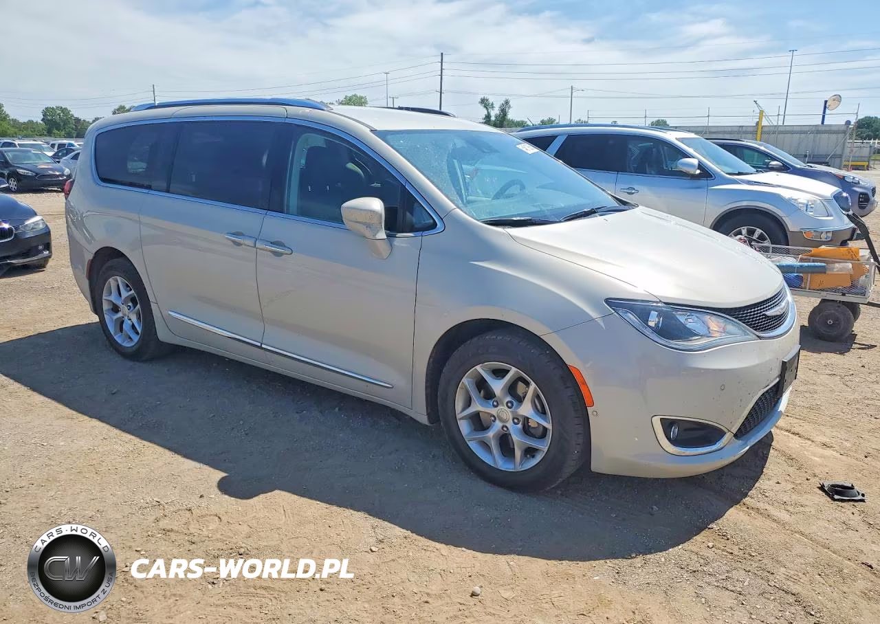 2017 Chrysler Pacifica Touring L Plus VIN:2C4RC1EG7HR759515 - 4