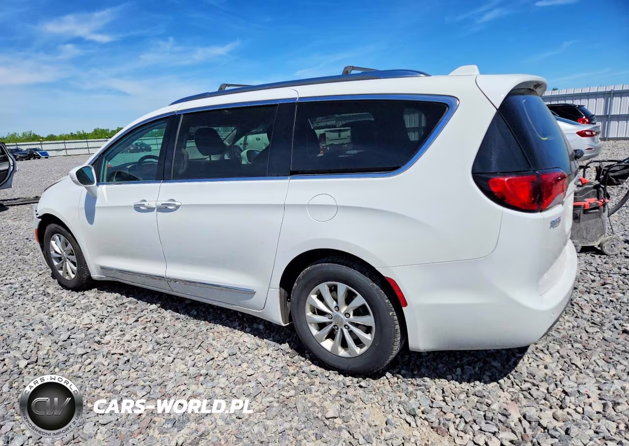 2018 Chrysler Pacifica Touring L VIN:2C4RC1BG2JR258705 - 2