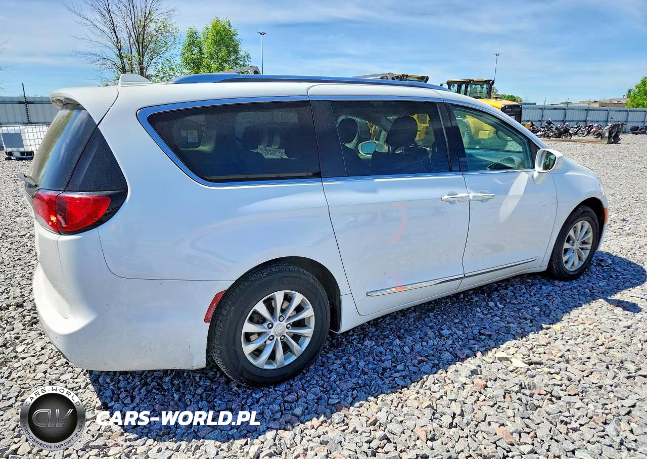 2018 Chrysler Pacifica Touring L VIN:2C4RC1BG2JR258705 - 3